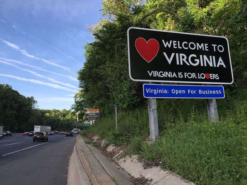 2015-05-14_07_16_15_Welcome_to_Virginia_sign_on_southbound_Interstate_495_Capital_Beltway_in_McLean_Virginia-fafc7b94bf3d46f397d1acc2e3f7a1ab